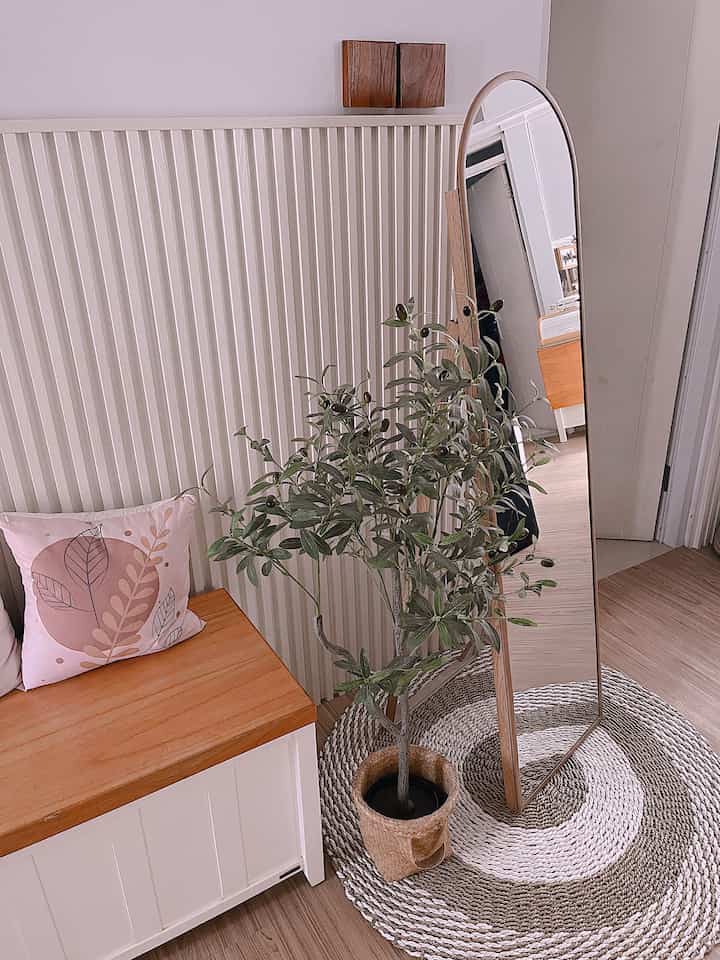 area masuk / foyer ini masih menjadi andalan kami. 
Belum banyak mengganti aksesoris atau merubah penataannya karena masih cocok aja menurut kami, sudah sesuai keinginan kami. 

#foyer #areamasuk #bandung #rumahminimalist #minimalist 
