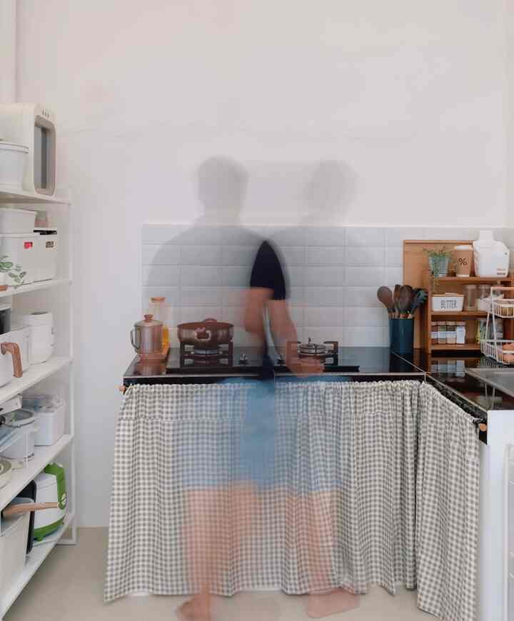 holla tetangg ohouse! 
Momen favoritku di rumah adalah saat suami membantu aku untuk pekerjaan domestik, khususnya saat ia ke dapur. Seperti yang kita tau umumnya dapur identik untuk perempuan, tapi menurutku dan suami, pekerjaan domestik bisa dilakukan sharing dengan pasangan, apalagi perihal memasak adalah basic skill u/ semua gender 🍜 
meskipun sudah biasa berbagi pekerjaan rumah, tapi tetep ya saat suami membantu kegiatan di dapur jadi kebahagiaan tersendiri buat aku entah itu hanya bergantian menggoreng 🍳, atau mengupas bawang, atau aku yang memasak dan dia bagian cuci piring ✨ ✌🏻

#FavoriteMoment
#FavoriteRooms
#FavoritDecorItems
#asrarumah
#momentwithpartner