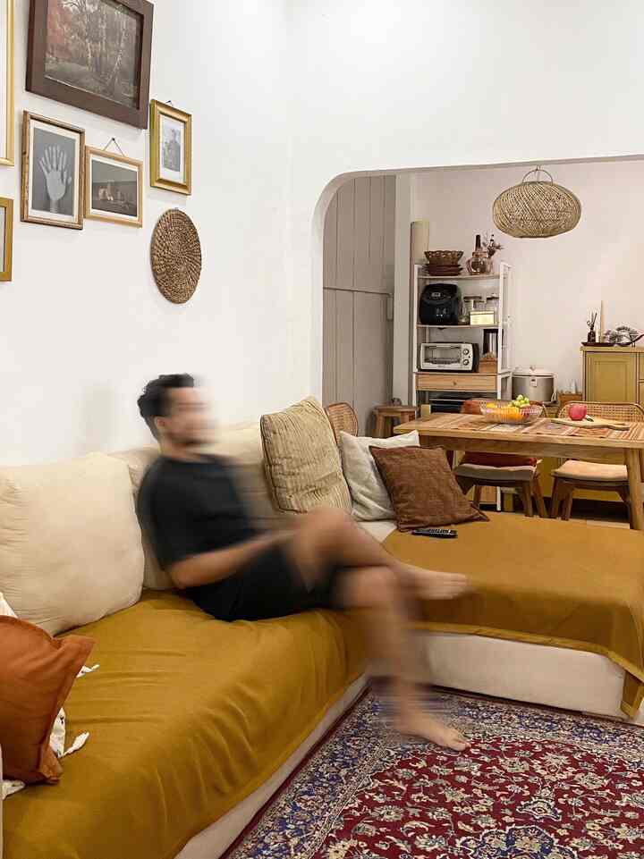 Area open Plan adalah our #favoriterooms dirumah ini dalam melakukan aktivitas, krn area ini adalah yg paling fungsional.

#favoritemoment kami di area ini adalah makan bareng di meja makan dan nonton tv. 

Apalagi ketika malam hari kami biasa nonton film bareng, serunyaa. Tapi semua itu tentunya harus didukung dengan beberapa #favoritedecoritems kami seperti kasur lipat dan lampu warm light, yg akan menambah kesan hangat dan nyaman.

Semoga menginspirasi🫶🏻