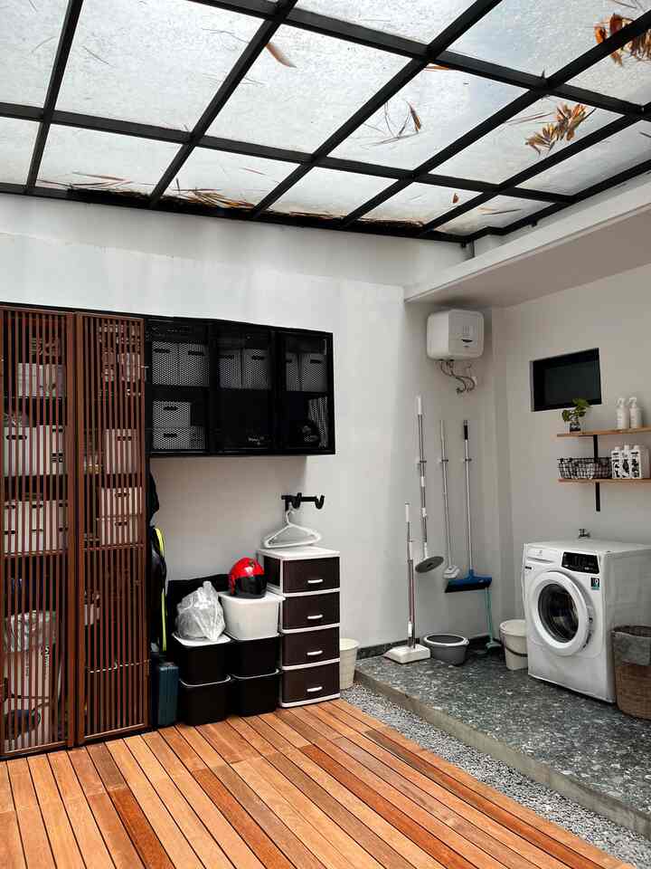 Service area at #rumahmaknaa

Service area ini berada di area belakang rumah yang menyatu dengan taman kering. 
Ukuran area belakang ini  5 x 4,1 meter. Area ini awalnya terbuka namun kami putuskan untuk tutup dengan kanopi solar flat. 

Sesungguhnya area ini salah satu kesalahan kami dalam membangun rumah dimana kami lupa mempertimbangkan perlunya ada service area yang terpisah dari public space. Bahkan kami lupa untuk membuat gudang yang ternyata kami perlukan. Tapi paksu tidak setuju kalau dibuat sekat karena akan membuat ruangan terkesan sempit

Akhirnya kami siasati dengan membuat rak gudang custom. Rak gudang ini terbuat dari bahan metal, perpaduan besi hollow dan perforated metal. Kami desain sedemikian rupa agar terlihat menarik. Awalnya desain rak gudang ini terinspirasi dari teman homedecor dan dimodifikasi sesuai selera kami. 

Untuk area penyimpanan alat bebersih dan laundry juga kami upayakan memilih warna yang senada agar tetap terlihat estetik. 

#iderakgudang #gudangrumahmini #tinyhouse #induatrial #servicearea #laundryroom