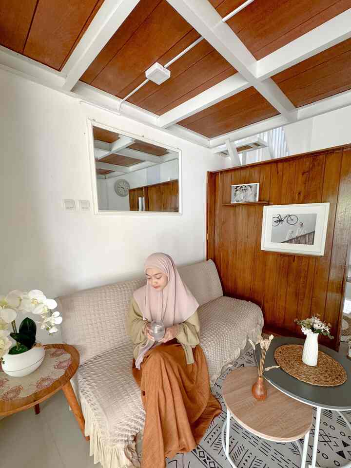•Favorite moment buatku adalah saat me time atau melakukan segala aktivitas pada saat siang hari di ruangan open space yang ada di tengah-tengah rumah ini! ✨
Ini sebenarnya adalah ruangan open space yang di sulap menjadi dua ruangan yaitu ruang tamu dan ruang keluarga dan hanya dibatasi oleh sekat tetapi bisa dibuka maupun ditutup dengan mudah,

Saya suka di area ini karena banyak aktivitas yang bisa saya lakukan, bisa bersantai maupun melakukan me time di ruangan ini, dan juga mengerjakan aktivitas apapun di ruangan ini.  

Sehappy itu di area ini, karena posisi ruangan ini berada di tengah tengah rumah, sehingga menjadi pusat di rumah ini, ruangan ini juga memiliki banyak sirkulasi udara dan cahaya jadi sangat nyaman melakukan segala aktivitas di area ini saat siang hari. 

#FavoriteMoment
#FavoriteRooms
#FavoriteDecorItems
#rumahminimalis
#livingroom
#rumahmungil
#rumahmezzanine