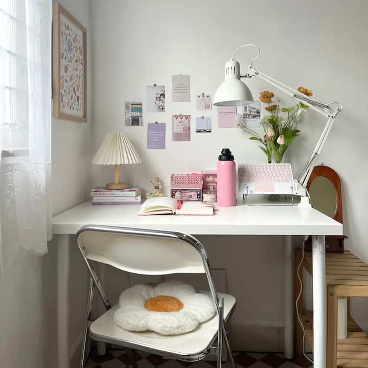 Hi O!friends, ruang ini pertama kalinya tayang di sini. Salah satu ruang impian yang sudah diidamkan sejak dulu, ruang kerja/belajar yang aesthetic tapi girly ! Ruang ini bernuansa pink dipadukan dengan warna putih dan beberap warna netral. Cat sengaja diberikan warna putih agar terlihat lapang dan masuk ke tema apa saja. Menggunakan meja dari IKEA yang berwarna putih, agar memberikan kesan bersih. Di sisi ruang, ada jendela yang memberikan cahaya alami di siang hari, dan kami gunakan vitrase agar tidak langsung terlihat dari luar. and yes, ruang ini menjadi objek latihan setelah mendapat kelas di O!Class kemarin untuk diabadikan, thankyou O!House #OClassPhotography #AestheticRoom 