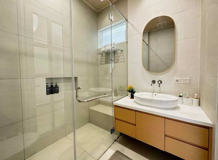 This Master Bathroom has a simple look. There aren't many colors and there is a touch of wood on the sink cabinet to make the room more aesthetic and beautiful.

#Bathroom
#MasterBathroom
#JapandiBathroom
#ModernBathroom
#ScandinavianBathroom