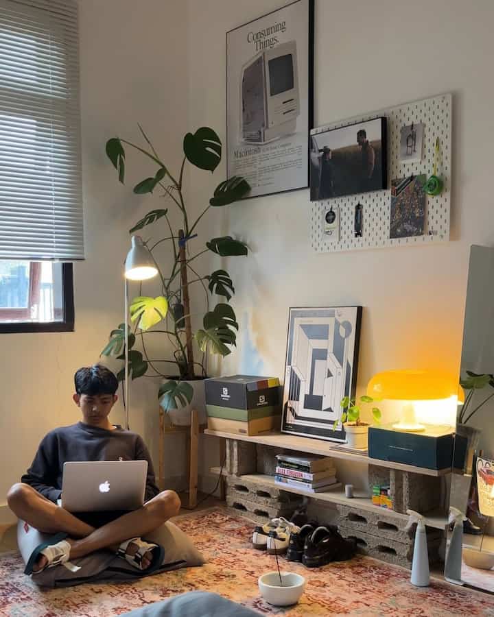 Slow afternoon sembari mengerjakan editan tipis-tipis diiringi dengan musik dari turntable, cuaca syahdu, dan ambient light yang memberikan kesan damai dan betah berlama lama di pojok kamar ini🫶🏻

#FavoriteMoment #FavoriteRooms #FavoriteDecorItems #ambientroom #ambientlight #slowafternoon #favoritecorner