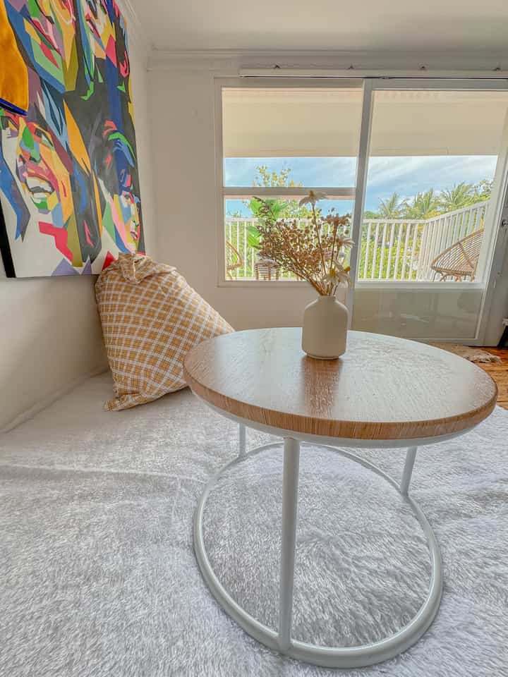 •Ruang Santai di Rumah ini•
Di lantai mezzanine ada area bersantai kami, biasa kami gunakan untuk quality time 🫶
Indoor bisa menggunakan bean bag dan karpet bulu, sementara di out door bisa menggunakan kursi rotan di balkon sembari menikmati suasana luar ✨

#RumahMezzanine
#BalkonRumah
#RumahMinimalis
#RumahMungil
#TerasBalkon
#HomeInspo