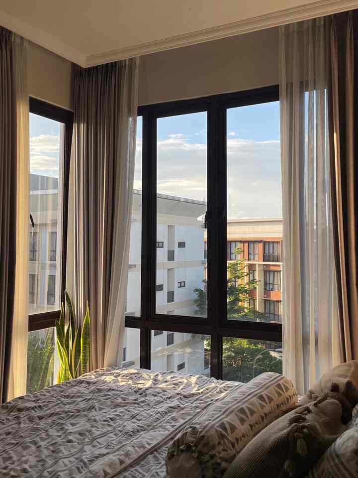 Master Bedroom ruangan paling nyaman dan iconic dari jendelanya yg besar.
Paling suka masuk kamar sambil baca buku tanpa ada suara tv, benar2 bisa mengisi waktu untuk diri sendiri.
Sesekali sambil menatap keluar jendela, dengan pemandangan langit biru yang cantik.



#favoritemoment #Favoriteroom #Favoritedecoritems #masterbedroom #bedroom #private #cozy #room 