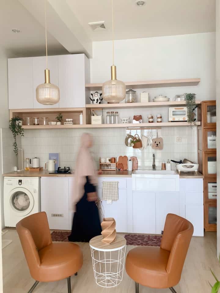 Dengan kekuatan hengpon jadul ku... akhirnya aku mencoba ilmu yang aku dapat dari O!class kemarin dengan kak dani... walau pun fitur yang ada di hp ku gak terlalu lengkap, semaksimal nya aku membuat hasil fotoku sesuai cara yang kak dani sampaikan..
Nah disini yang paling penting kalian wajib perhatikan bagian kamera kalian udah bersih belum hehe.. biasanya kalau kotor mempengaruhi kualitas foto ya... selanjutnya setting grid agar foto yang dihasilkan simetris... lalu pencahayaan..karena cahaya mempengaruhi kualitas foto juga... nah kalian bisa menaikkan tingkat kecerahan pada kamera kalian..
Nah disini aku baru tau caranya membuat foto long exposure yaitu dengan kamera mode live action .. hasilnya seperti ini.. waah seneng banget ilmu ku bertambah 🤎🤎 thx u O!house dan kak dani sukses selalu 🤎🤎

#oclassphotography
#aestheticroom 