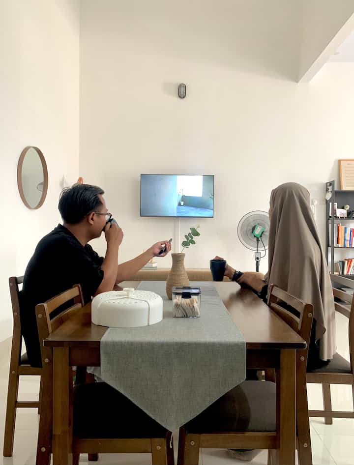 Kursi dining room menjadi tempat favorit untuk menyeruput teh hangat di pagi hari bersama orang terkasih. Bercengkrama singkat saat kami akan memulai aktivitas ataupun bercerita panjang tentang keseharian setelah dia pulang bekerja di malam hari. 

#FavoriteMoment #FavoriteRooms #FavoriteDecorItems #minimalist #decorlowbudget #diningroom #kitchenstyling