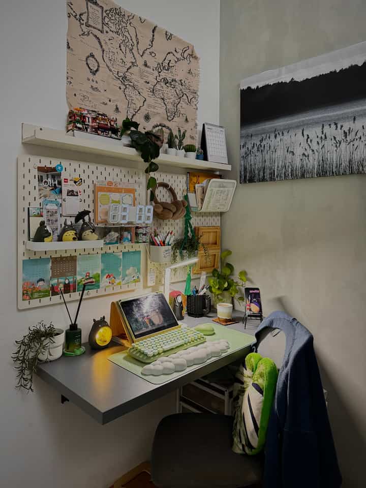 Workspace Update!

Ada beberapa perbedaan di meja kerja dibanding dengan beberapa bulan lalu. Aku menambahkan:

1. bantal di kursi agar duduk lebih nyaman
2. Dudukan keyboard agar mengetik lebih nyaman
3. Melepas taplak dan menggantinya dengan desk mat warna hijau yang mudah dibersihkan
4. Menambah jam digital yang jika gelap hanya terlihat angkanya saja
5. Figurin totoro dengan lampu LED yang super gemush!

Karena hari mendung seharian, aku hanya menyalakan semua lampu di meja untuk mendapat suasana berbeda dibanding hanya menyalakan lampu terang di langit-langit. 

#homeoffice #HomeOfficeDecor #workspace #workspaceupdate #bintaro #tangerangselatan #greenlover #animelover
