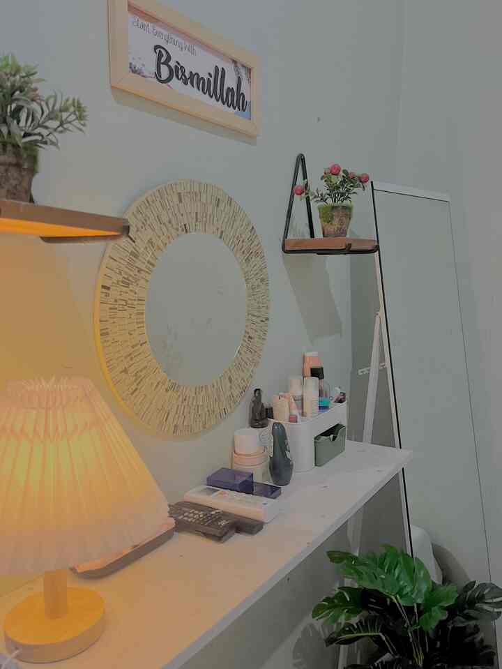 Dikamar yang minimalist aku kasih meja rias menggunakan ambalan agar tidak memakan tempat banyak. Aku spill beberapa dekorasi semoga bermanfaat.❤️
#InspirasiMejarias #Mejarias #DekorasiMejarias #MejariasIdea #DekorasiRumah #DekorasiKamar