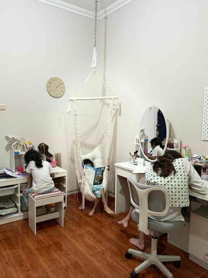 menemani anak2ku belajar di kamarnya adalah hal yg aku lakukan hampir setiap malam.
oleh karena itu aku memilihkan furniture yang nyaman serta multifungsi di kamar anak , hal ini menjadi perhatian khususku agar selain kamar anak ini menjadi tempat istirahat tetapi bisa menjadi tempat yang nyaman untuk mereka belajar .

#FavoriteMoment
#FavoriteRooms
#FavoriteDecorltems
