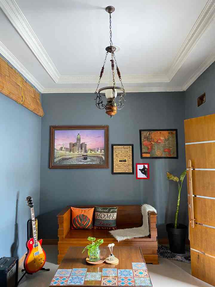Ruang tamu dengan lampu hias vintage di tambah sentuhan beberapa walldecor membuat ruangan mungil jadi spot yg kami suka 

#industrial #vibtage #decorlowbudget #rumahtanpaArsitek #bogor #ruangtamuvintage #ruangtamuminimalis #homesweethome
