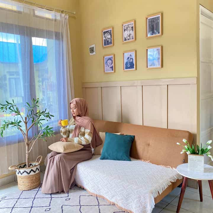 Living room adalah Tempat ibu melepas penat seusai rutinitas yang ngga ada habisnya ,
Sofabed ternyaman untuk nge teh + melakukan tugas negara sebagai seorang ibu ✨

#FavoriteMoment
#FavoriteRomms
#FavoriteDecorItems
#Rumahrantau
#asramanbrimob
#pontianak