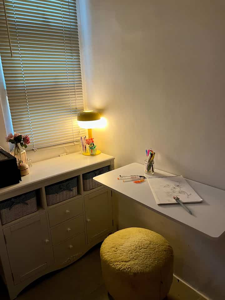 Ini adalah area belajar di kamar anak bungsu kami , kamarnya cukup mungil .. ukuran kotor 2x3 meter aja , namun anaknya tetap request ada meja belajar didalamnya .
So jadilah pilihan  jatuh ke meja lipat . Cukup kuat untuk kegiatan belajar dan ketika gak dipakai bisa di lipat untuk menghemat ruang. 
#mejabelajar
#ruangbelajar
#dekorruangbelajar
#kidsbedroom
#minibedroom
