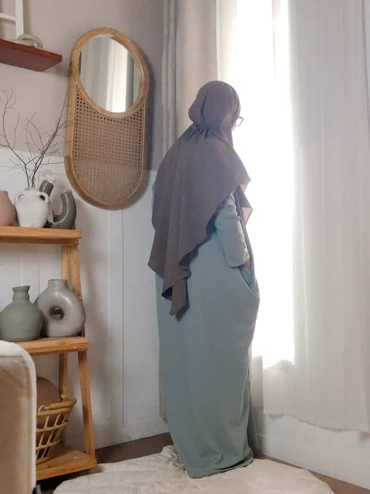 Moment memandang keluar rumah, karna hujan lagi turun deras di luar. biasa nya berdiri atau duduk dekat jendela di sudut livingroom ini.

#FavoriteMoment
#FavoriteRooms
#FavoriteDecorItems
#JendelaRumah
#Scandinavian 
#HomeDecor
#LivingRoom