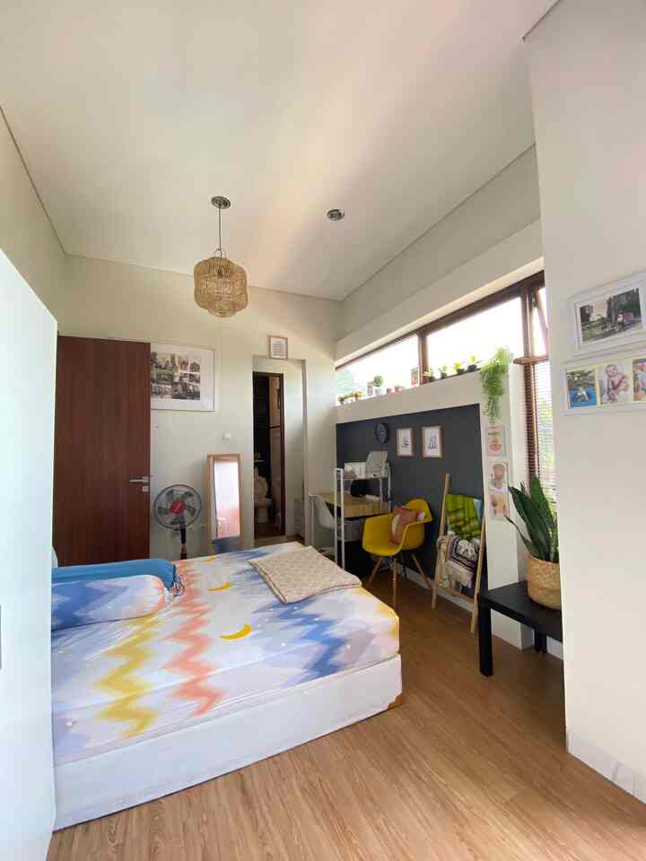 Kamar minimalis 
di kamar ini jg tersedia meja kerja paksu
Alhamdulillah setiap hari view kamar seperti di puncak, ketika musim hujan setiap pagi ada kabut di depan rumah 

#bedroom
#bedroomdecoration
#bedroomstyling
#kamarminimalis
#kamaralahotel
#dekorasikamarlowbudget
#homedecor