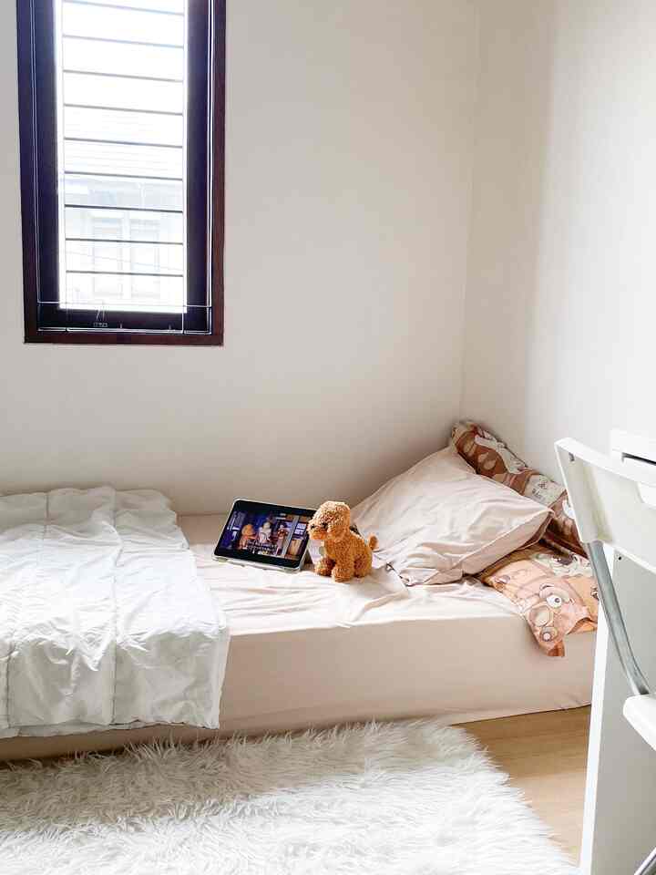 Salah satu waktu favorit aku adalah saat weekend ~ pagi hari..
pas bangun tidur dan masih bisa santai dikamar tidur🤍

biasanya aku buka ipad, lanjutin nonton film yang semalem pas nonton ketiduran, atau buka hp sekedar scroll scroll medsos🤭

 #FavoriteMoment
#FavoriteRooms
#FavoriteDecorItems
#bedroom #bandung #greynaehaus #rumahdibandung #bandung