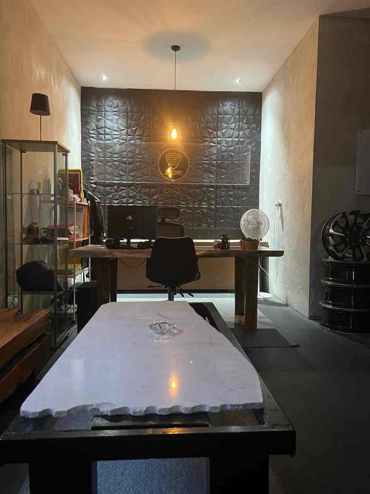 Working space nya paksu sekaligus ruang tamu kedua, tamu-tamu kebanyakan nyangkutnya disini 😁 ruangan disini juga area smoking, dengan beberapa kaca jendela yang lumayan gede menjadi ciri khas industrialnya serta beberapa elemen natural kayu serta dinding semen yang makin menambah suasana unfinishednya 😊

Semoga bisa jadi inspirasi yah 💕

#rumahyuqibam
#homeindustrial
#rumahunfinished
#workingspace
#inspirasiruangkerjaindustrial
