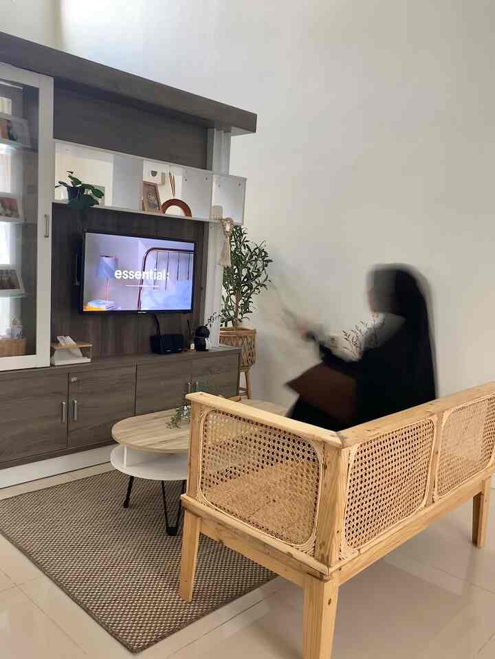 Semenjak ada living room terbaru hasil DIY ini (ini blm pernah aku spill dimanapun🫣) keluarga kami jadi lebih sering beraktivitas disini. Duduk santai sambil menikmati alunan musik, membaca buku favorite, atau hanya sekedar menonton film kesukaan. 
Satu persatu keinginan kami terwujud, termasuk punya si living room ini. Walau dengan hasil DIY low budget, tapi lumayan bisa memberi spot favorite terbaru.

#FavoriteMoment #FavoriteRoom #FavoriteDecorItem