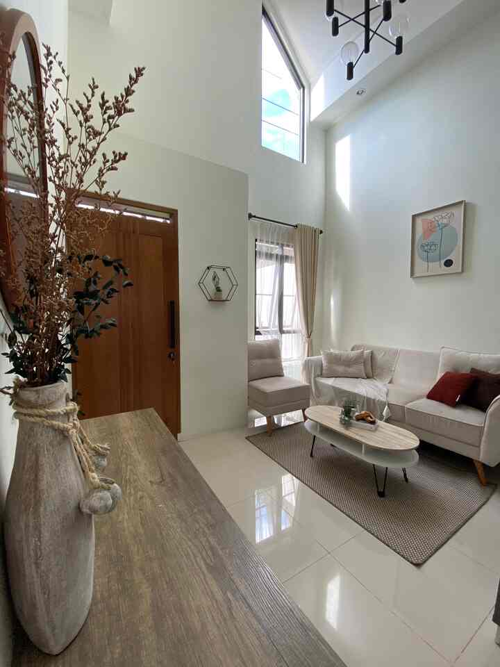 Memotret ruang tamu pada jam 3 sore.
#ruangtamu #homedecor #decorinspo #roomstyling #inspirasiruangtamu #rumahmini #scandinavian