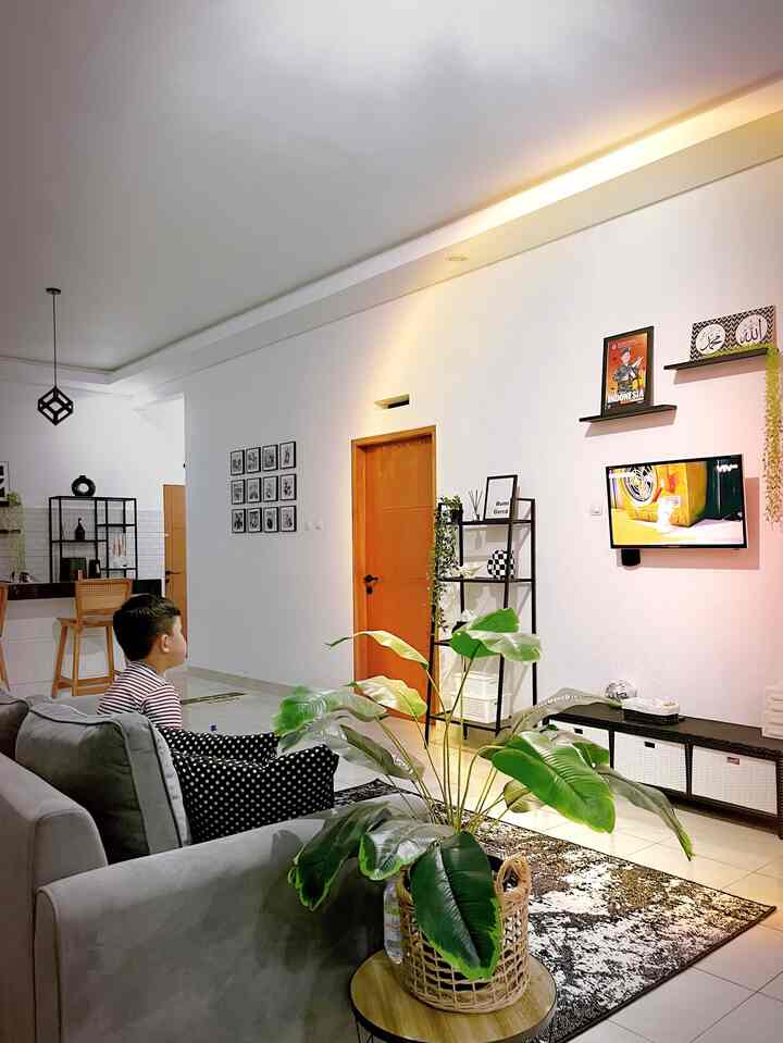 Setalah seharian kerja, malam hari menjadi waktu favorite buat aku. Di ruang TV ini aku menghabiskan waktu bersama anakku, menemani dia nontin film kartun kesukaannya.

#bumigerrd #FavoriteMoment #FavoriteRooms #FavoriteDecorItems #ruangtvminimalist #nightvibes