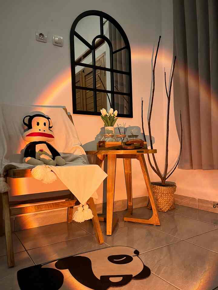 Haai ketemu lagi sama salah satu pojokan di Bumi Gerrd. Biasanya aku duduk disini pada siang hari sambil menikmati secangkir kopi dan angin spoy-spoy karna kebetulan posisinya berada dekat pintu masuk. Ini adalah suasana d malam hari dimana posisinya kembali rapih. 

#bumigerrd #dekorasirumah #nightvibes #minifoyer #decorlowbudget 