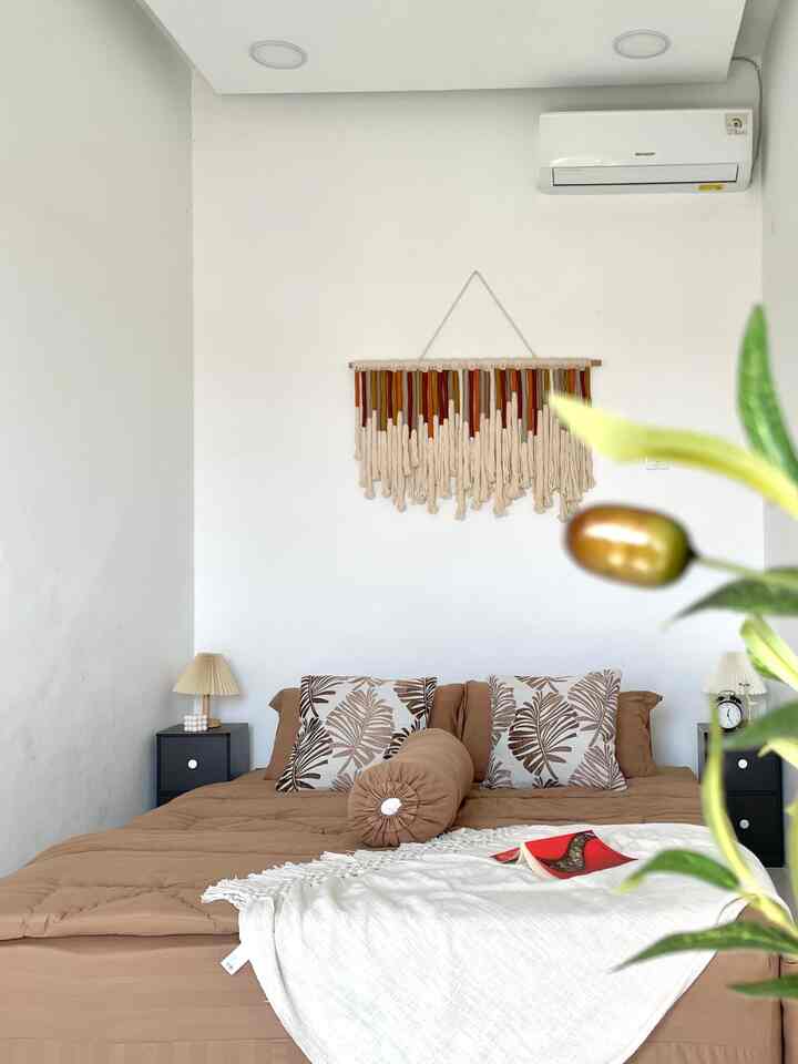 Moment favoritku dirumah yaitu ditempat ini, kami lebih banyak menghabiskan waktu di master bedroom ini karena selain bisa leyeh-leyeh sambil baca buku kami juga bisa sambil menikmati good view dari balkon kamar ini. 
Space master bedroom ini lumayan luas bahkan ketika ada kunjungan family masih memungkinkan pasang satu kasur lagi dengan ukuran yang sama. 

#favoritemoment
#favoriteroom
#favoritedecoritem
#ruangfavoritkeluarga
#kamarminimais