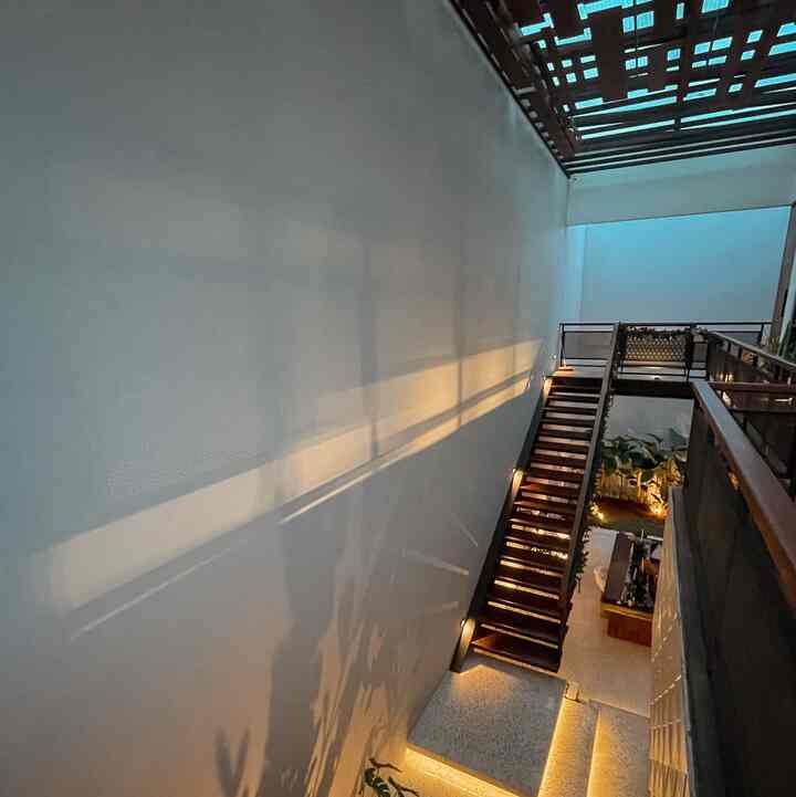 ✨ POV : Hallway from 2nd floor✨

Ini pemandangan dari atas depan kamar utama. Terdapat balcony dengan decking kayu trembesi. awet untuk pemakaian balcony yang terkena hujan dan terik matahari langsung. 

Untuk area open space stairs ini aku menggunakan kayu jati agar lebih kokoh dan juga awet . 

So far ini kondisi sudah 5 tahun tp ttp ok. 

#openspace #kayu #deckingkayu #tropicalmodern #japandi #hallway #rumahidaman #rumahopenspace