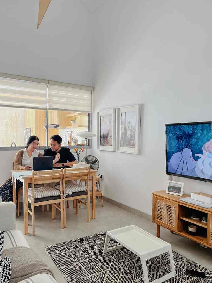 Momen favorit kami dirumah tentunya adalah setiap weekend, dan living room merupakan area dimana kami paling sering menghabikan waktu untuk quality time, mulai dari menonton tv bersama, menata ulang dekorasi ruangan ataupun sekedar bersantai sambil mengobrol.😆

#FavoriteMoment #FavoriteRooms #FavoriteDecorItem