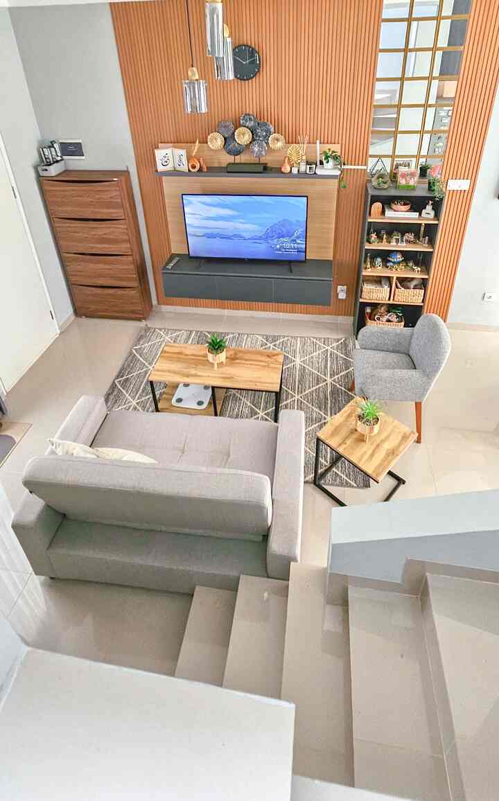 Kegiatan kami yang paling menyenangkan adalah menonton acara TV di living room. Dengan mode sofa yang diubah menjadi bed  sehingga bisa selonjoran dan dengan pencahayaan ruang mode remang-remang, menjadikan momen ini memberikan ketenangan yang lebih untuk healing.
#FavoriteMoment #FavoriteRooms #FavoritDecorItems