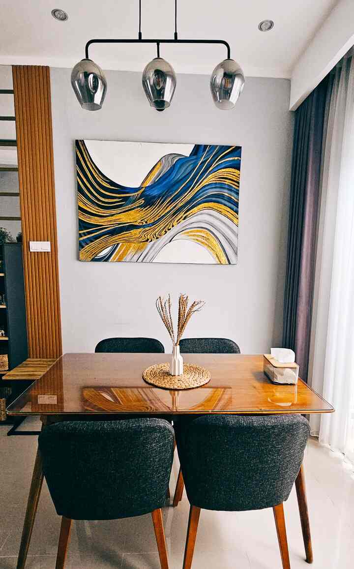 Buat kami, ruang makan itu harus dibuat sesimple mungkin tapi tetap cantik. Salah satu yang kami lakukan adalah memasang lukisan besar dengan warna yang bersebrangan dengan warna furniture agar bisa menjadi point of view. Selain itu, yang kami lakukan adalah dengan memasang element hidup yang diwakili oleh dekorasi yang terbuat dari tanaman kering #DiningRoomDecor #HomePainting #DiningRoom #RuangMakan #Lukisan #DekorasiTumbuhan #PajanganMejaMakan