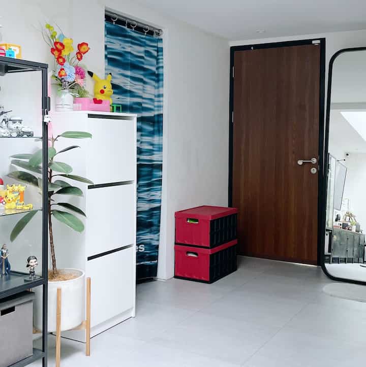 メインエリアと直結するエントランスエリアです。この部屋には、行き帰りに手が届きやすいように下駄箱を置きました。キッチンの開口部に布製のポスターを取り付け、カーテン兼間仕切りとして使用し、より美しく見えるようにしました。
#入口 #entrancedecor #entrancedesign #home #decorinspiration #decorideas #decorinspo #livealone #rumahcluster #rumahdeveloper