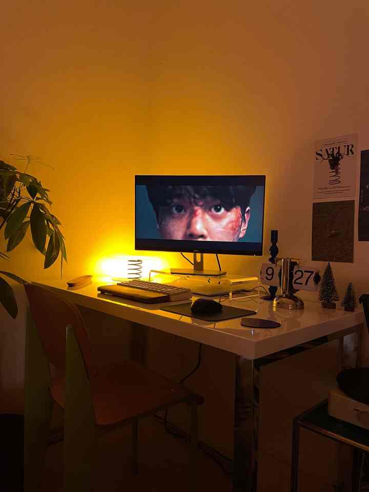 Ritual Sebelum Tidur

Nonton Netflix! 🍿🎬 Siapa disini yang sama? 
Bikin tambah rileks lagi kalau nontonnya remang2 pakai mood lamp 

#midcenturymodern
#desksetup
#deskideas
#workspaceideas
#roomdecor
#deskinspiration
