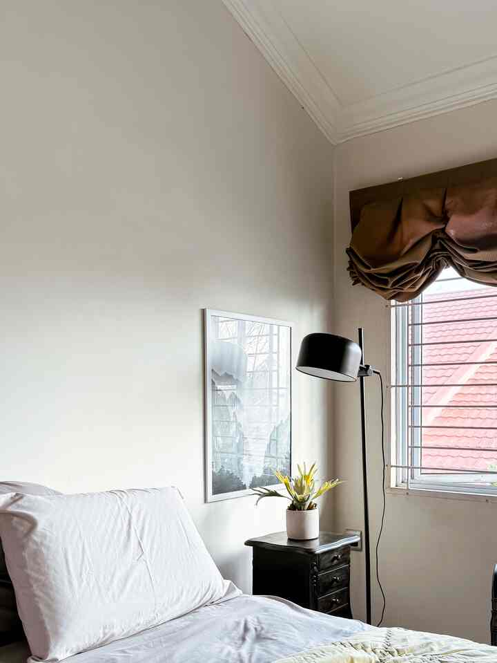 Kamar Tempat Favorit Saat Weekend.

Weekend waktunya bersantai di pagi hari sambil membaca buku favorit.Di kamar ini ada pojok tempat membaca dengan jendela yang lebar,sirkulasi udaranya maksimal,dan cahaya matahari yang masuk cukup terang.
Menikmati suasana pagi hari sambil membaca buku di kamar salah satu hal yang kusuka ✨

#favoritemoment
#favoriteRooms
#favoritedecorItem
#bedroomdecor
#vintage