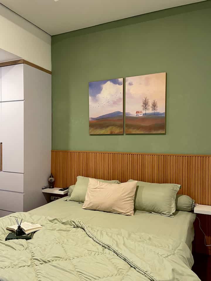 Finally, our main room has a painting installed. The atmosphere in the room immediately became more aesthetic 😁 #homedecor #bedroom #kamartidur #kamarutama #inspirasikamartidur #sageroom #sage