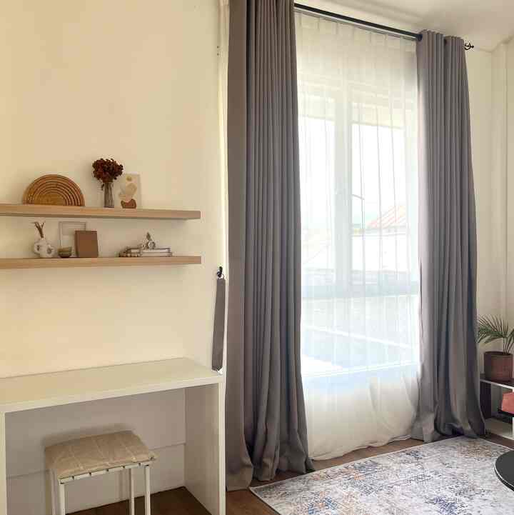 1 ruangan dengan 2 fungsi (living room2 dan ruang kerja).
Ruangan yang harusnya jadi ruang TV.
Kami hanya ingin menhadirkan suasana yang nyaman diruagan ini, dengan menggunakan furniture yang seadanya agar tetap terkesan lega dan nyaman #HomeIdeas #MinimalisRoomIdeas #LivingroomInspirations