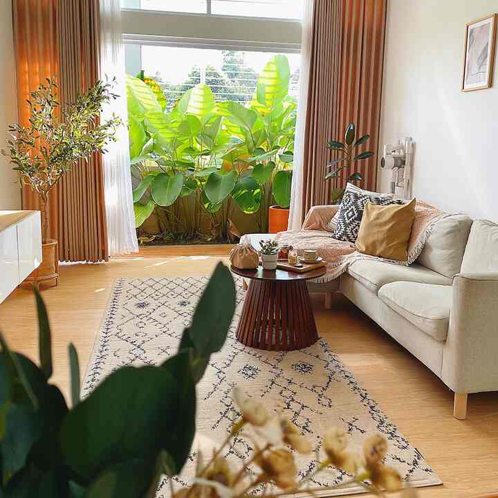 Momen favoritku ketika dirumah dipagi hari setelah anak-anak berangkat sekolah. Bisa me time menikmati waktu sendiri dengan menyeruput kopi dan snack fav hingga mood pun jadi baik untuk memulai hari.
Nah utk kegiatan ini biasanya dilakukan diruang keluarga krn ada sofa yg empuk sambil dengar musik dari o!play bener2 momen yg kutunggu tiap pagi ditiap harinya. Selain itu menyalakan scented candle dengan aroma yg manis bikin relax bgt.
#FavoriteMoment #FavoriteRooms #FavoriteDecorItems #LivingRoom #LivingRoomDecor #MyMeTime