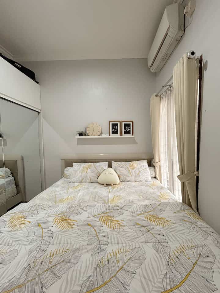 Tempat paling nyaman 🤍

#homedecor #bedroomideas #bedroomminimalis #tinybedroom #bedroominspiration #smallbedroomdecor #FavoriteRoom