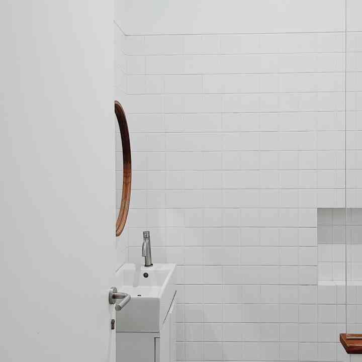 Pada proses pembangunan, toilet merupakan area yg lebih lama proses pembangunannya dibanding area lain, dikarenakan penggunaan material keramik 10x10 yg pemasangannya satu persatu dan harus detail. Pada dinding pembatas antar closet dan shower, kami menggunakan kaca dengan kombinasi keramik 10x10 dan sisa kayu jati yg di finishing cat water based + fin. clear doff 

#bathroomdecor #bathdroomideas #bathroominspo #simpleminimalis #minimalis #whiteandwooddecor