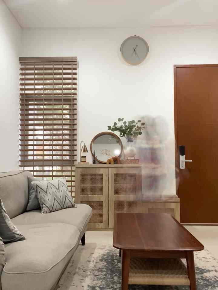 Momen favorit di rumah homeatforty adalah ketika bisa santai di living room ini, biarpun hanya sekedar duduk, baca buku, nonton tv ataupun ngobrol dengan anggota keluarga.

Living room memang merupakan tempat yang paling sering kami pakai selain di waktu tidur, jadi ruangan ini juga yang paling banyak elemen dekorasi untuk memanjakan mata. Menurut saya living room yang nyaman sangat penting agar selalu kangen rumah 😊

#favoritemoment
#favoritrooms
#favoritedecoritems