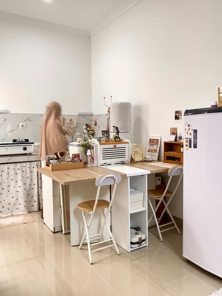 Dining room yang selalu jadi favorit 🍀
Selain untuk makan bersama, meja makan ini sekaligus untuk bersantai dan melakukan beberapa pekerjaan.

Aku suka minum teh sambil makam kue kemudian menonton acara favorit di pagi hari dengan suasana yang cozy ☘️

#FavoriteMoment
#FavoriteRoom
#FavoriteDecorItems