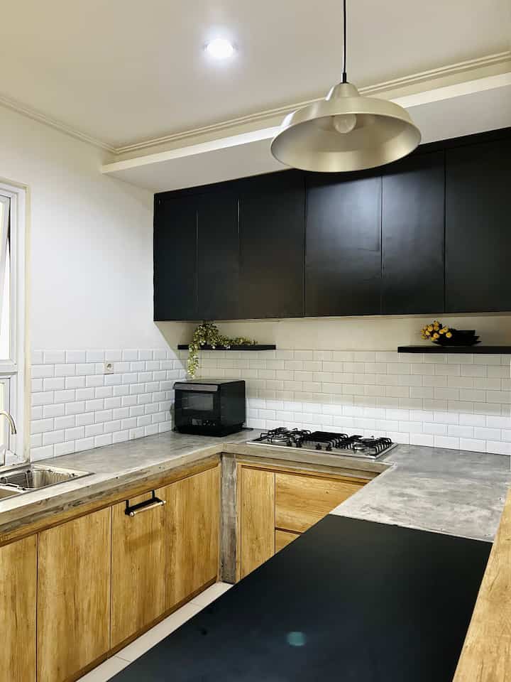 4 elemen detail dapur di #boemisaturnus : #black #wood #white #cementunfinish
#inspirasi dapur #industrialkitchen #decoration