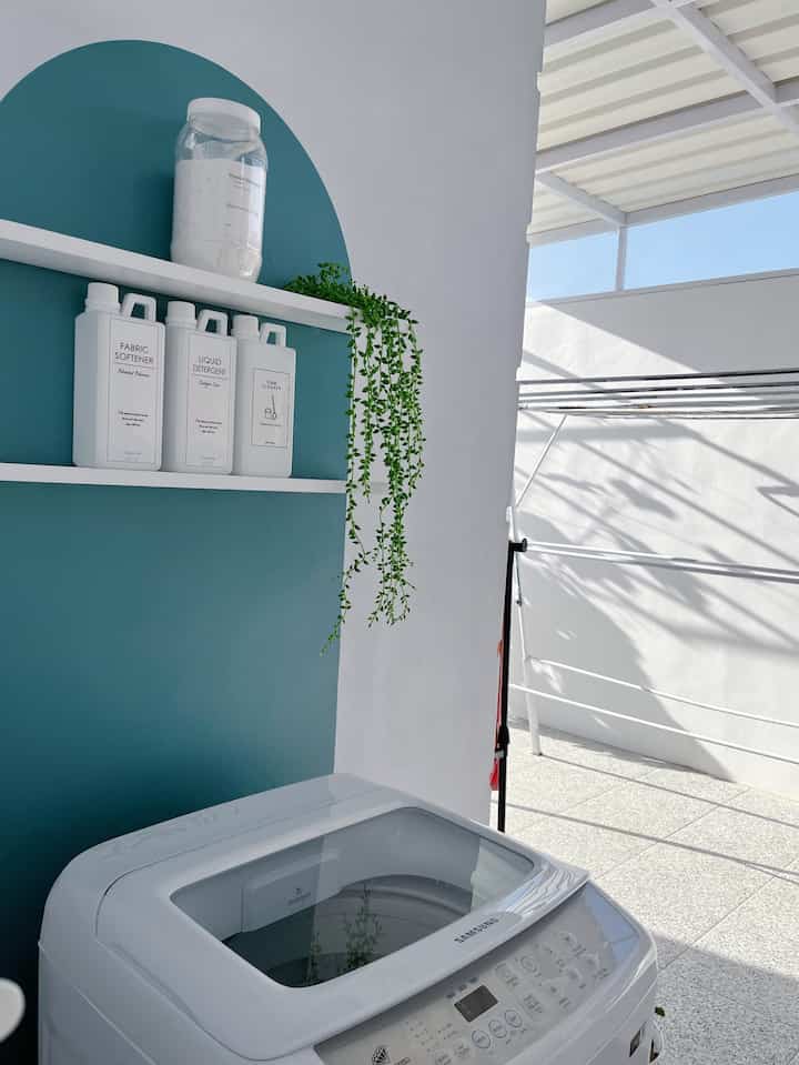 Laundry Room 👚👕
Ruang cuci jemur simpel, tidak banyak perintilan dan cukup luas
Karena cuci bajunya seminggu sekali butuh ruang jemur yang memadai.
Ukuran ruang cuci 3 x 1,5 meter dan ruang jemur 3x4 meter.
Dekorasi multifungsi dr tempat deterjen yg cantik ini..
Biar ga monoton pakai arch stiker warna hijau cyan, jadi berasa seger jadi semangat nyuci bajunya 😀

#LaundryRoom #LaundryRoomDecor #LaundryRoomideas #LaundryRoomInspiration #Ruangcuci