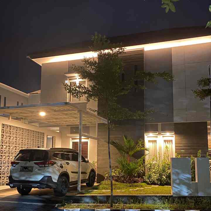 Night Vibe di fasad rumah kami.
Fasad ini masih asli bawaan dari developer, tapi kami beri sentuhan led strip di sekeliling area plafond luar paling atas, sehingga menampilkan kesan megah dan gagah.
Area fasad dan halaman depan sengaja kami beri banyak penerangan supaya terlihat hangat dan hidup.
Fasad minimalis simple dan area halaman yang full diberi rumput untuk menambahkan kesan segar

#minimalist
#minimalisthome
#rumahcluster
#rumahdeveloper
#facade
#nightvibe
#bandung