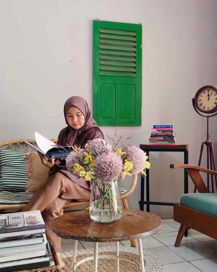 Morning Ritual

Ini ruangan favoritku,
Bisa di bilang ini tempat q buat ritual “me time”. Santai sambil baca buku favorit di saaf anak lagi sekolah rasanya nyaman banget ya. Apalagi rumah dah rapih plus di tambah lagi dengan menikmati cantiknya bunga segar yang aq rangkai sendiri dan aromanya yg bikin ruangan ini makin ideal buat ritual ibu2 😊.

#favoritmoment #favoriterooms #favoritdecoritems #bogor #cibubur #cileungsi #eclectic #vintage #eclecticdecor #decorlowbudget #interiorrumah #vintagestyle #midcentury