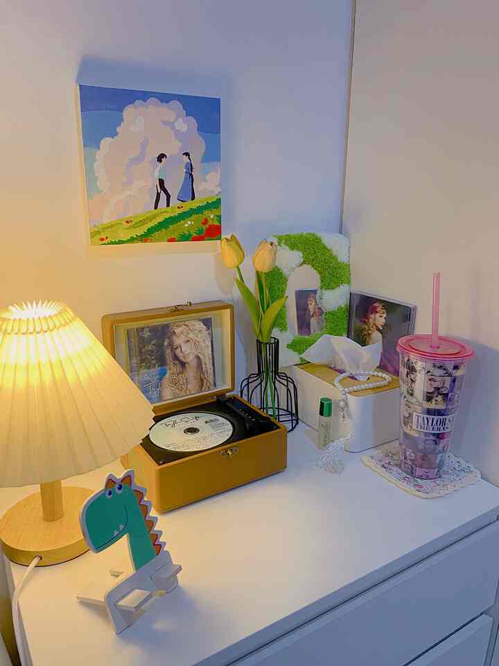 Good evening from my little music corner sekaligus nakas di kamar tidur 🕯️✨💕

#decorlowbudget #nakas #bedroomdecorations #bedroomideas #jakarta #rumahcluster #28m2 #aparthouse #rumahmungil #bedroom