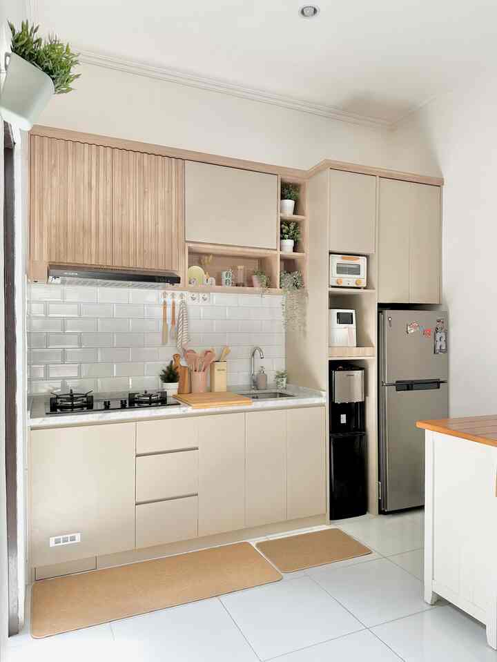 Inspirasi dapur 3 meter dengan nuansa BEIGE
Panjang Top Table 1,85 meter, sisanya untuk bagian kulkas dan dispenser. Tinggi Kitchen Set 2,4 meter. 
#home
#kitchen
#homedecor
#minimalist
#rumahmungil
#rumahimpian
#dapur
