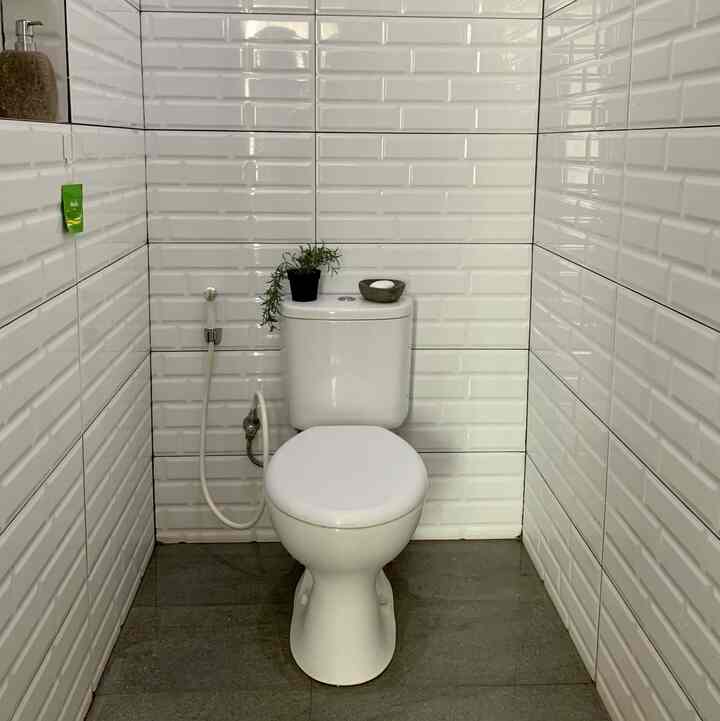 Kamar mandi monokrom ala kami.

#kamar mandi #monochrome #bathroominspiration #minimalis #rumahdeveloper