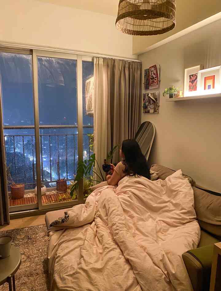 Suasana di ruang tamu pada malam hari menjadi favoritku karena suasananya yang sangat nyaman ✨

#nyaman
#getaran malam
#hangat
#ruang tamu
#nyaman
#pencahayaan hangat

