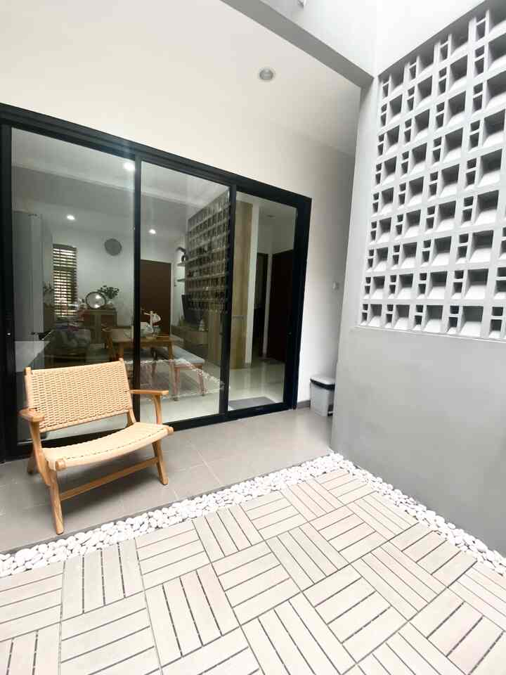 Area ini dulunya adalah taman belakang homeatforty yang telah disulap menjadi seating area untuk berjemur, duduk sambil menikmati teh/kopi, atau kumpul dengan keluarga dan teman. 

Alasan area ini diubah menjadi seating area karena saya ingin menjadikan area ini fungsional dan bisa dipakai untuk berbagai keperluan. Bisa juga lho buat piknik ala-ala atau bbq-an 😄

#backyard
#tamanbelakang
#idetaman
#benchideas
#gardenbench